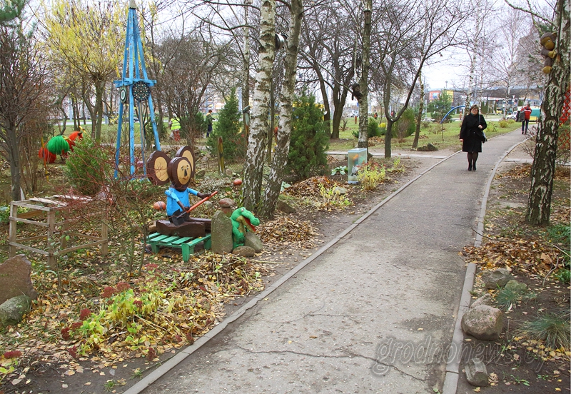 Ва ўзорным гродзенскім двары бульдозерам паўскопвалі клумбы і паламалі дрэвы