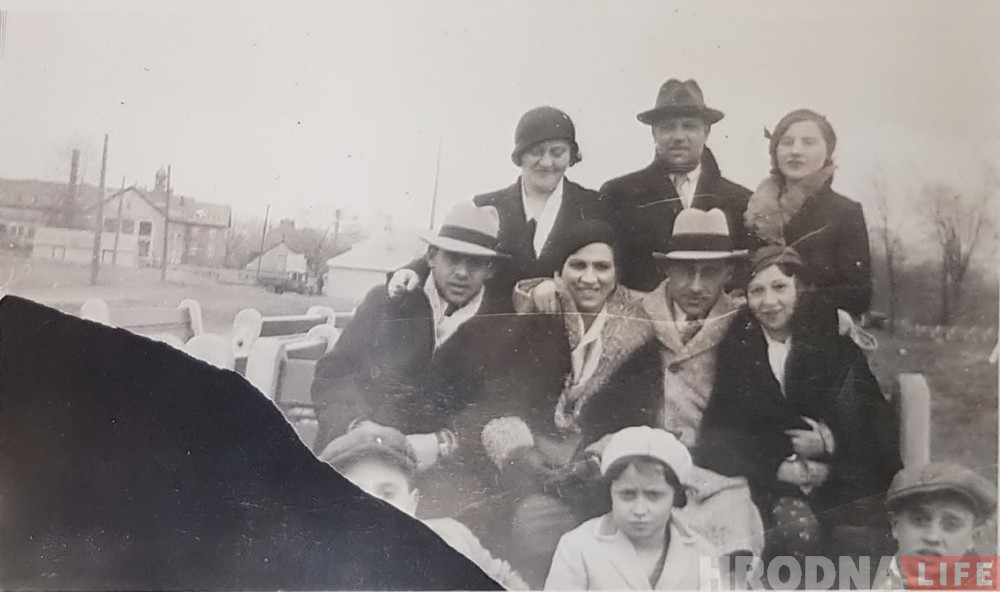 "Прыехала, каб адчуць бацьку". Як канадцы шукалі ў Гродне сямейны дом па намаляванай карце