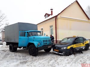 У Гродне на машыну зваліўся будаўнічы плот. Уладальнік звярнуўся ў пракуратуру У Гродне на машыну зваліўся будаўнічы плот. Уладальнік звярнуўся ў пракуратуру