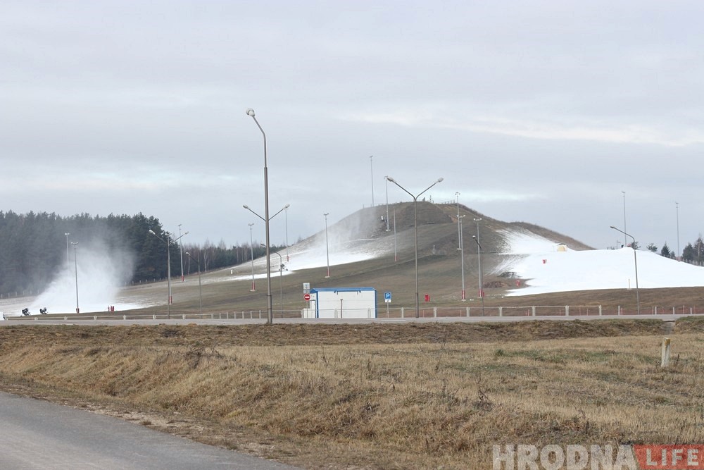 Адзінае месца са снегам: "Каробчыцкі Алімп" прымае першых наведвальнікаў у новым сезоне