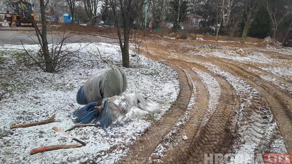 Ва ўзорным гродзенскім двары бульдозерам паўскопвалі клумбы і паламалі дрэвы Ва ўзорным гродзенскім двары бульдозерам паўскопвалі клумбы і паламалі дрэвы