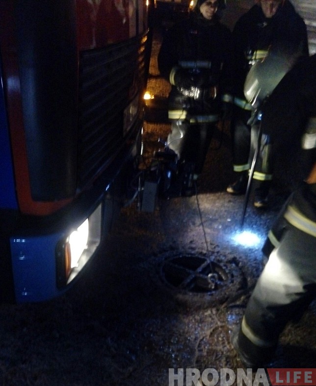 "Мы кричали о помощи, но службы ничего не могли сделать". Возле автовокзала собака провалилась в  канализационный люк и погибла