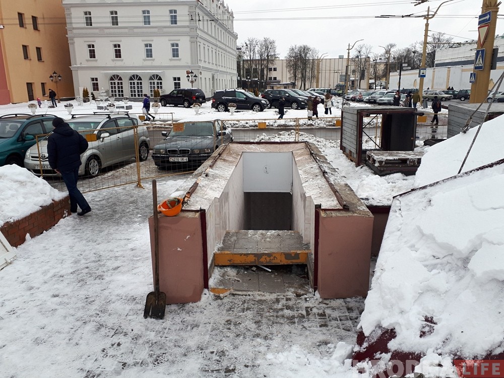 Знакамітую прыбіральню-"метро" на Савецкай плошчы ў Гродне знеслі Знакамітую прыбіральню-"метро" на Савецкай плошчы ў Гродне знеслі