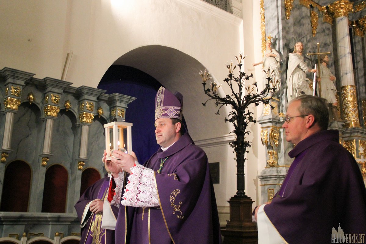 "Свет, который объединяет". В Гродно прибыл Вифлеемский огонь