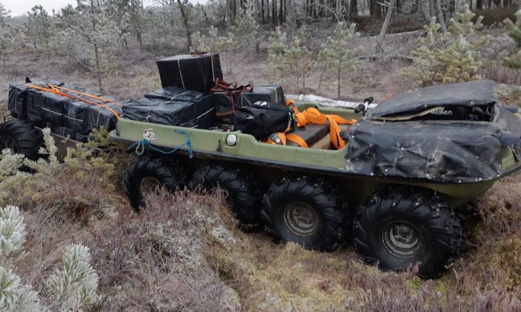 Літоўскія памежнікі знайшлі ў балоце аўтамабіль-амфібію з кантрабанднымі цыгарэтамі