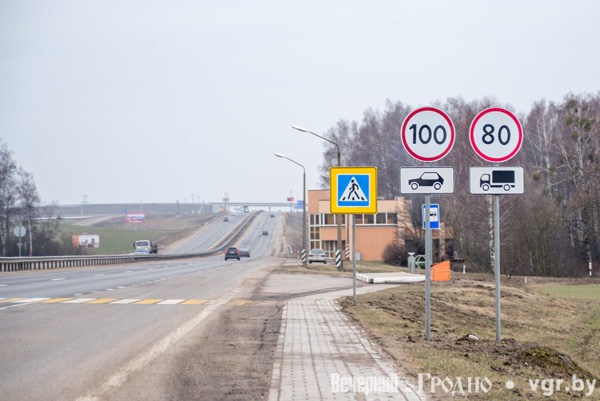 Жыхары Берагавога тры гады не могуць выехаць з мястэчка налева па трасе, але не здаюцца