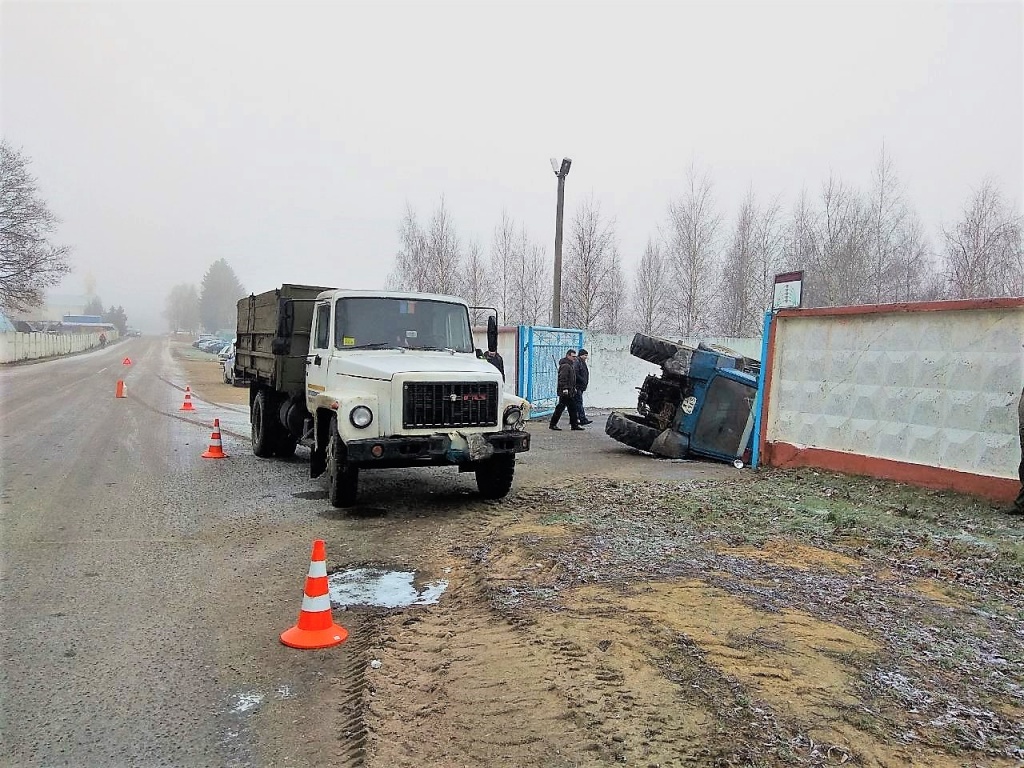 Пад Гродна трактар сутыкнуўся з грузавіком