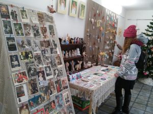 Абавязкова зазірніце! У краме "Лёля" зрабілі выставу старых калядных паштовак і святочных анёлкаў