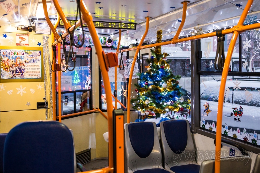 По Гродно ездит новогодний бесконтактный троллейбус. Смотрите, где его искать
