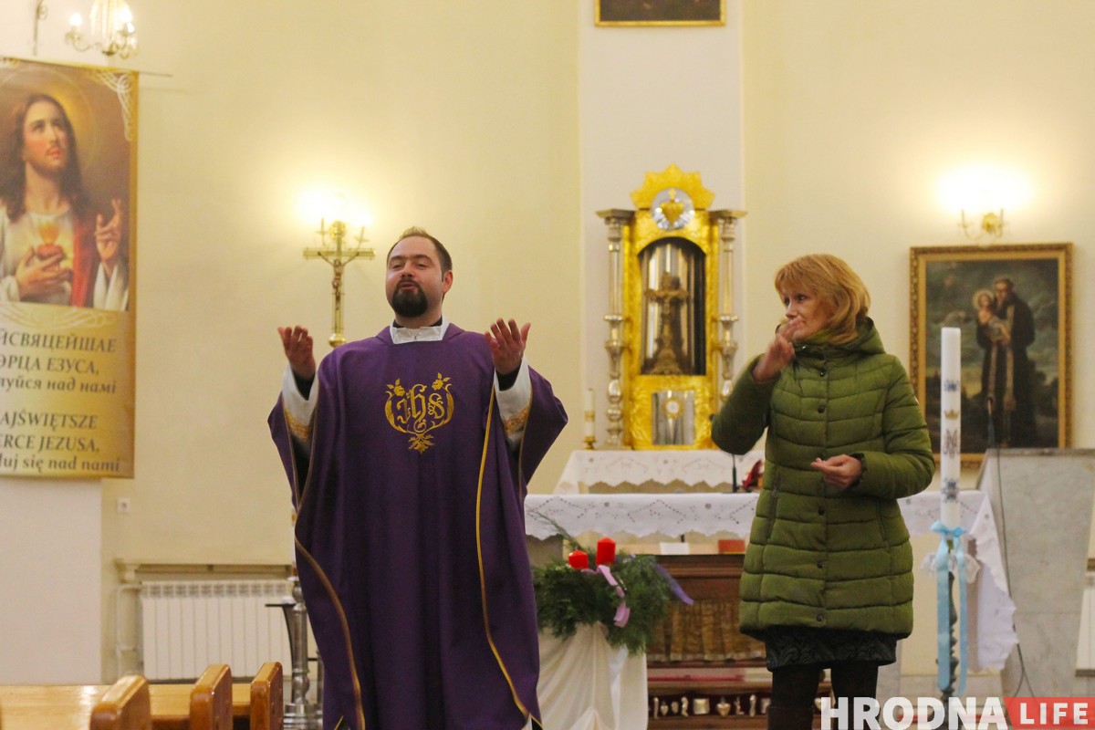 Касцёл, дзе вернікі вучаць ксяндза. Як у Гродне 20 гадоў праходзіць імша для глуханямых