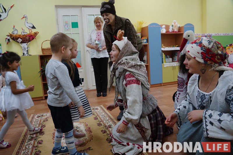 “Каб было дзетак, як ў садзе кветак!” Колядовщики с козой и дипломированым мишкой навестили детский сад