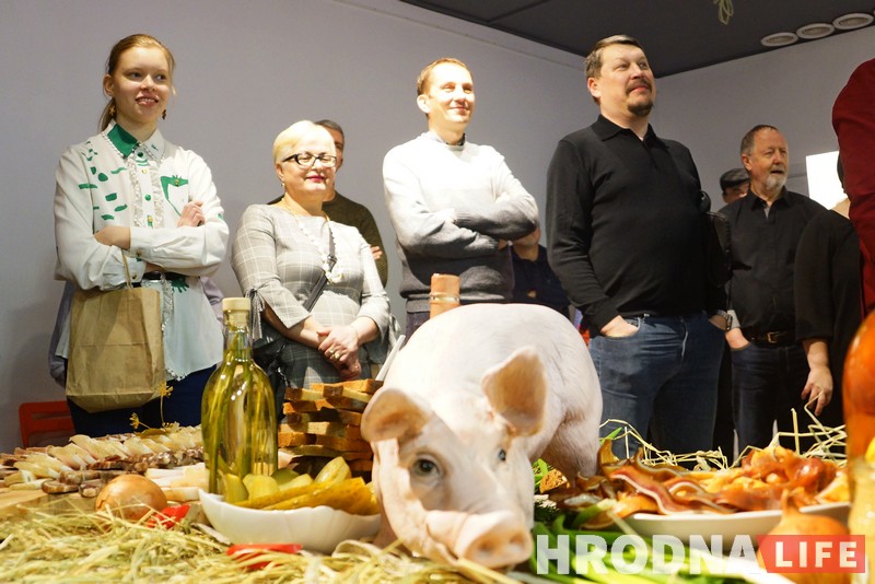 "Ну не свиньи, а?" Алесь Суров представил в Гродно выставку "В стране сала"