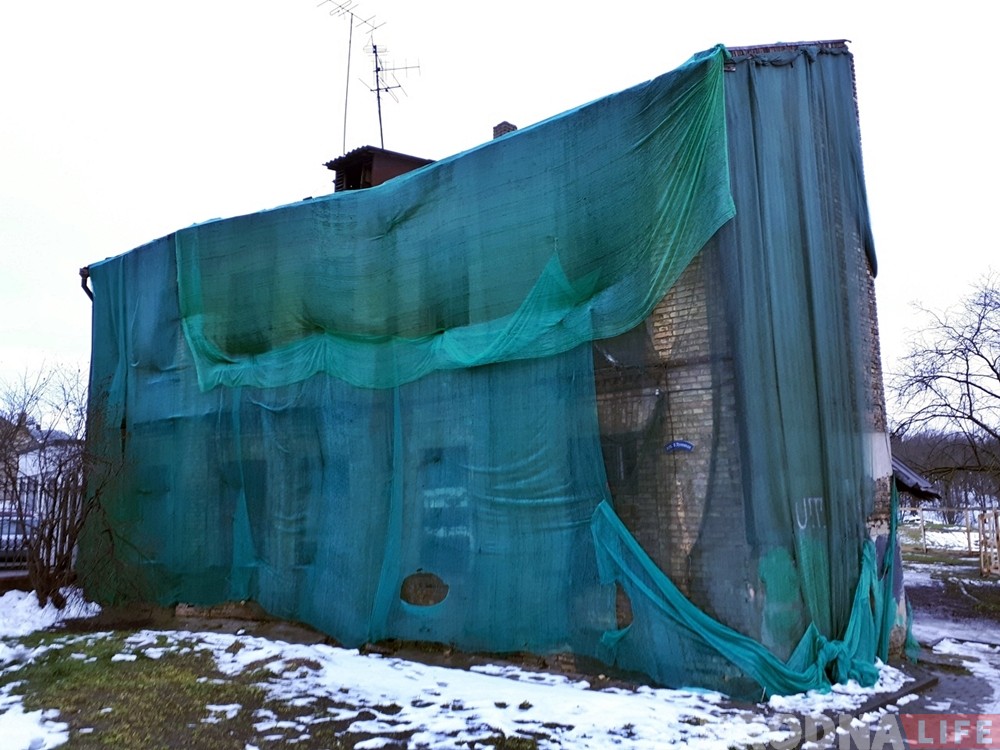 "Кривой дом" на Троицкой начали разбирать. Строители нашли схрон узников гетто