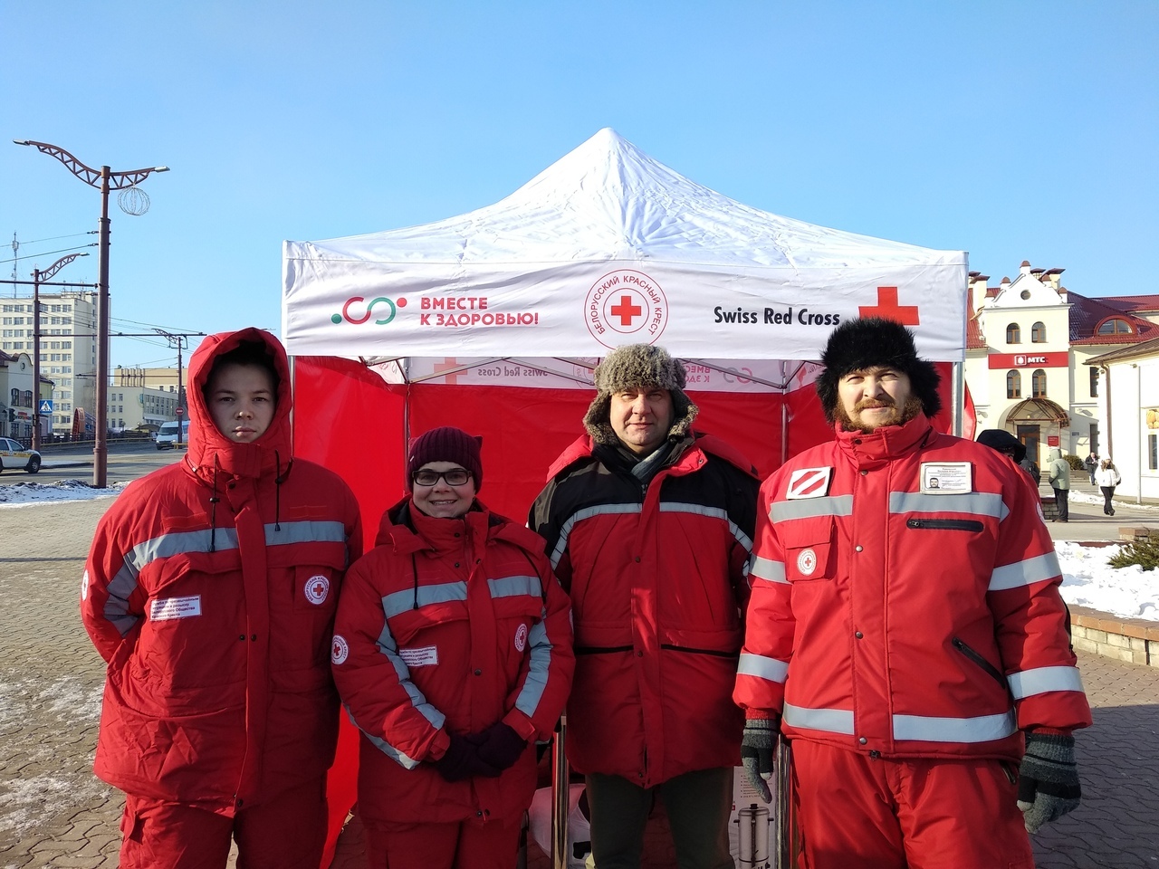 Валанцёры Чырвонага Крыжа пачалі дзяжурства каля аўтавакзала і гатовыя дапамагчы гродзенцам на дарогах