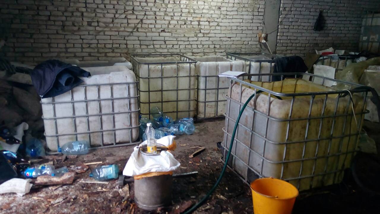 У лесе Гродзенскага раёна канфіскавалі 140 літраў самагонкі і тры тоны брагі У лесе Гродзенскага раёна канфіскавалі 140 літраў самагонкі і тры тоны брагі