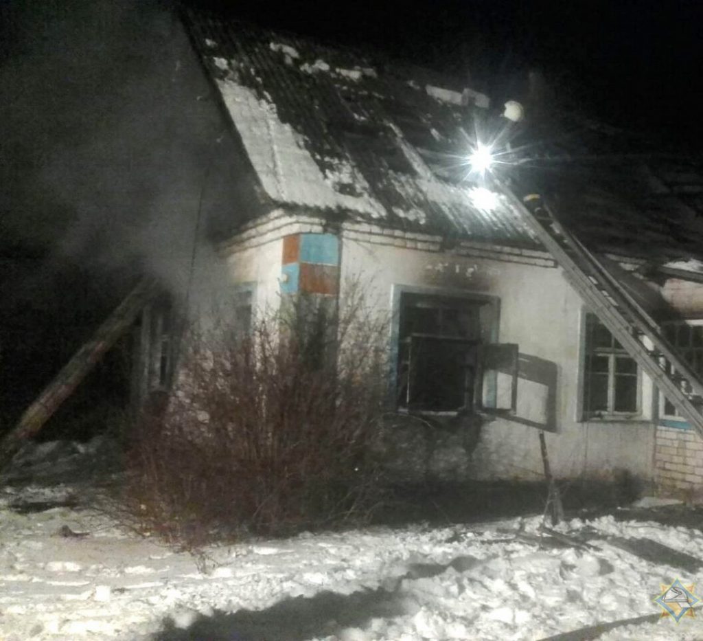 Кот спас хозяина от гибели в пожаре