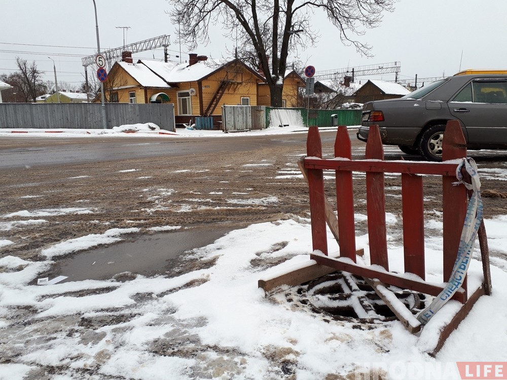 Опасный люк на автовокзале: дорожники рассказали, что с ним сделают