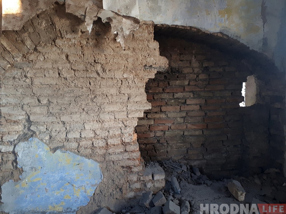 "Кривой дом" на Троицкой начали разбирать. Строители нашли схрон узников гетто