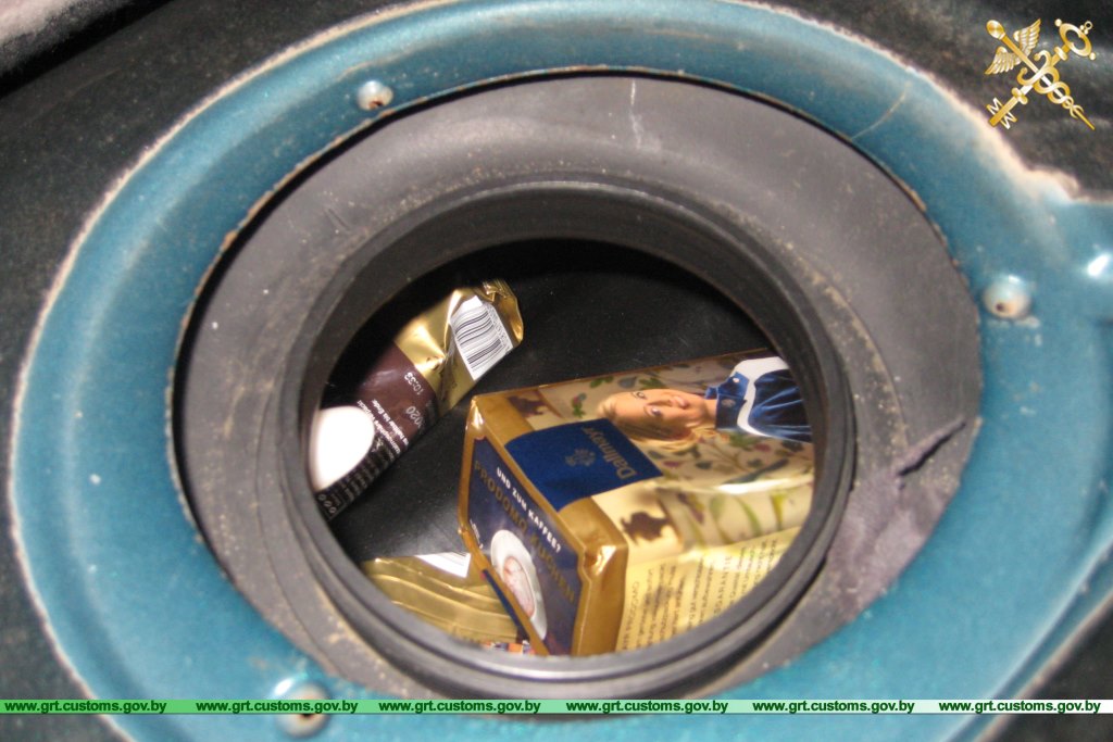 Беларус спрабаваў перамясціць праз мяжу 60 пачкаў кавы ў спінках сядзенняў і паліўным баку (відэа) Беларус спрабаваў перамясціць праз мяжу 60 пачкаў кавы ў спінках сядзенняў і паліўным баку (відэа)