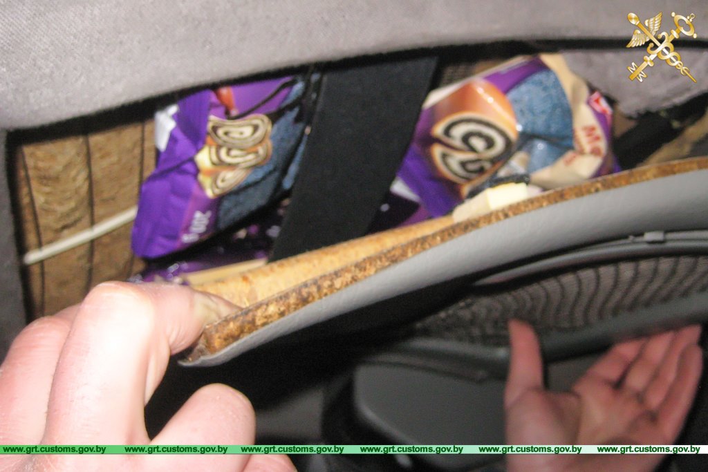 Беларус спрабаваў перамясціць праз мяжу 60 пачкаў кавы ў спінках сядзенняў і паліўным баку (відэа) Беларус спрабаваў перамясціць праз мяжу 60 пачкаў кавы ў спінках сядзенняў і паліўным баку (відэа)