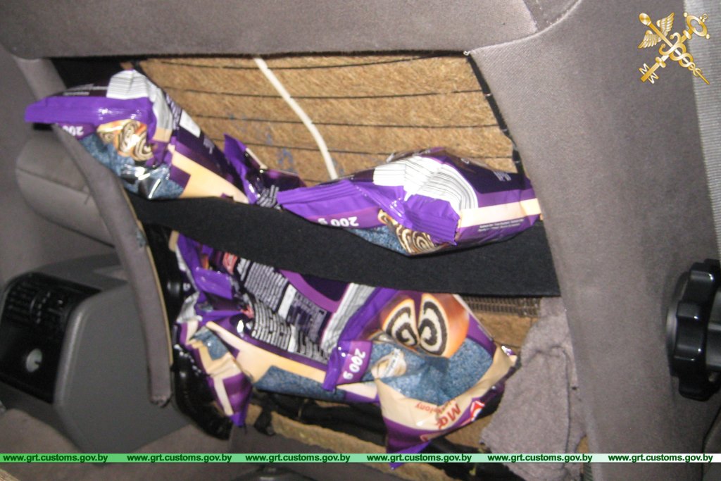 Беларус спрабаваў перамясціць праз мяжу 60 пачкаў кавы ў спінках сядзенняў і паліўным баку (відэа) Беларус спрабаваў перамясціць праз мяжу 60 пачкаў кавы ў спінках сядзенняў і паліўным баку (відэа)