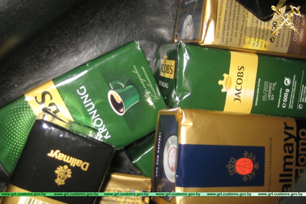 Беларус спрабаваў перамясціць праз мяжу 60 пачкаў кавы ў спінках сядзенняў і паліўным баку (відэа) Беларус спрабаваў перамясціць праз мяжу 60 пачкаў кавы ў спінках сядзенняў і паліўным баку (відэа)