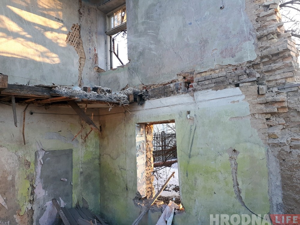 "Кривой дом" на Троицкой начали разбирать. Строители нашли схрон узников гетто