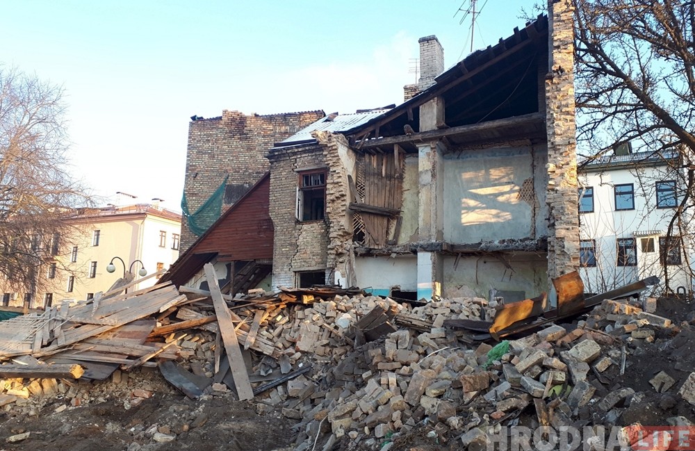 "Кривой дом" на Троицкой начали разбирать. Строители нашли схрон узников гетто