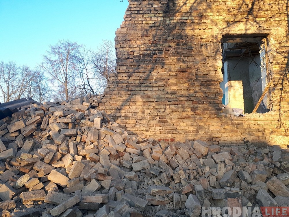 "Кривой дом" на Троицкой начали разбирать. Строители нашли схрон узников гетто