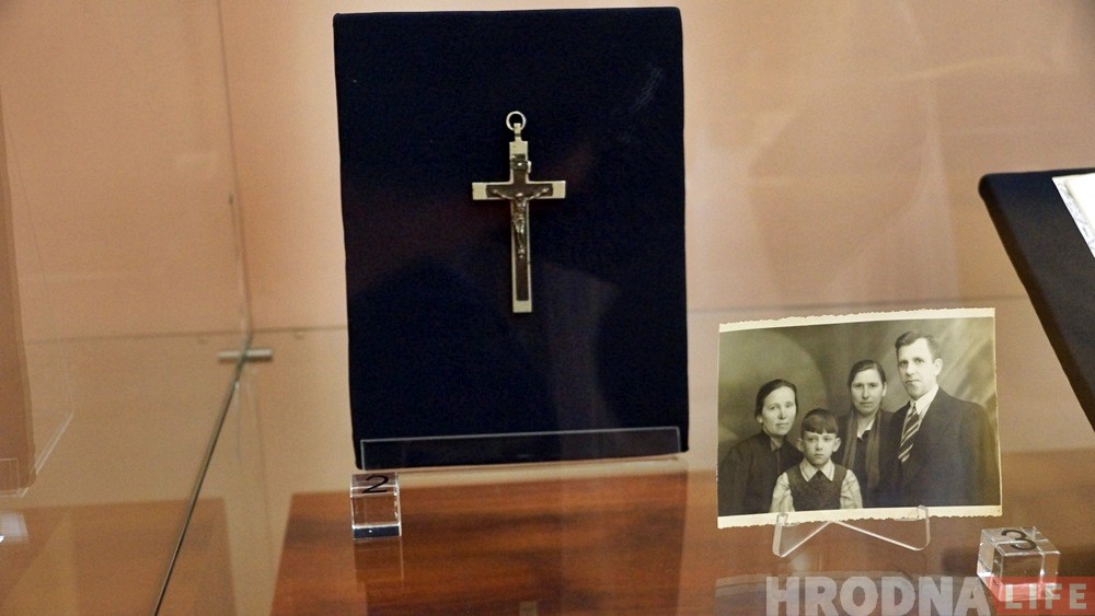 Паштоўкі ад цара, іспанскі крыж і дзённік з малюнкамі: што можна ўбачыць на выставе сям'і Чарнышовых