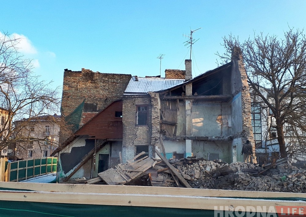 "Кривой дом" на Троицкой начали разбирать. Строители нашли схрон узников гетто