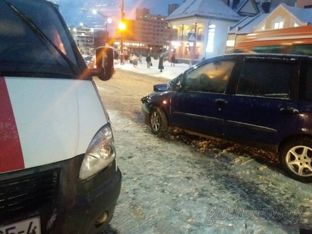 У Гродне «Фіят» сутыкнуўся з «хуткай», якая вязла парадзіху. Медыкі распавялі, як адчувае сябе цяжарная, якая патрапіла ў аварыю (абноўлена)