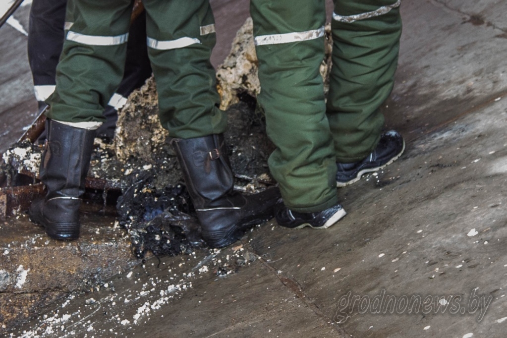 На Ажэшкі з каналізацыі забіў фантан, сцёкі выцякалі ў раку. Чаму адбылася аварыя?