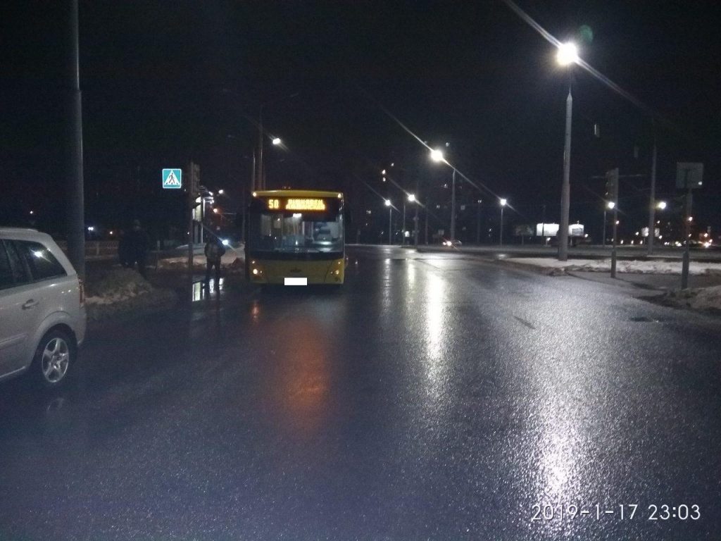 Аўтобус збіў жанчыну на пешаходным пераходзе, парушыўшы правілы