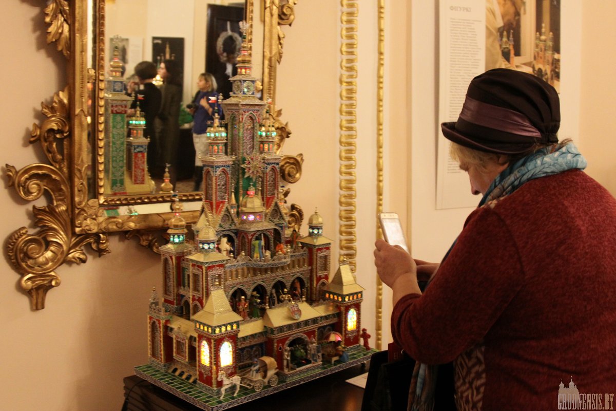 Палацы з абгортак ад цукерак і каралі з фальгі: у Новым замку паказваюць знакамітыя кракаўскія батлейкі