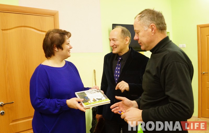 Пісьменнік стаў бабай Ягой, каб павіншаваць дзяцей з Калядамі