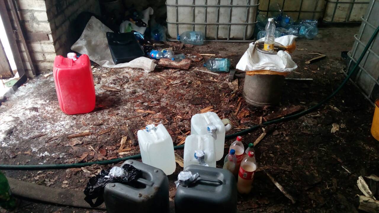 У лесе Гродзенскага раёна канфіскавалі 140 літраў самагонкі і тры тоны брагі У лесе Гродзенскага раёна канфіскавалі 140 літраў самагонкі і тры тоны брагі