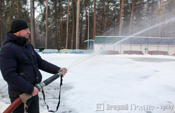У Пышках пачалі заліваць каток. Пакатацца там можна будзе ў суботу