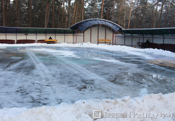 У Пышках пачалі заліваць каток. Пакатацца там можна будзе ў суботу