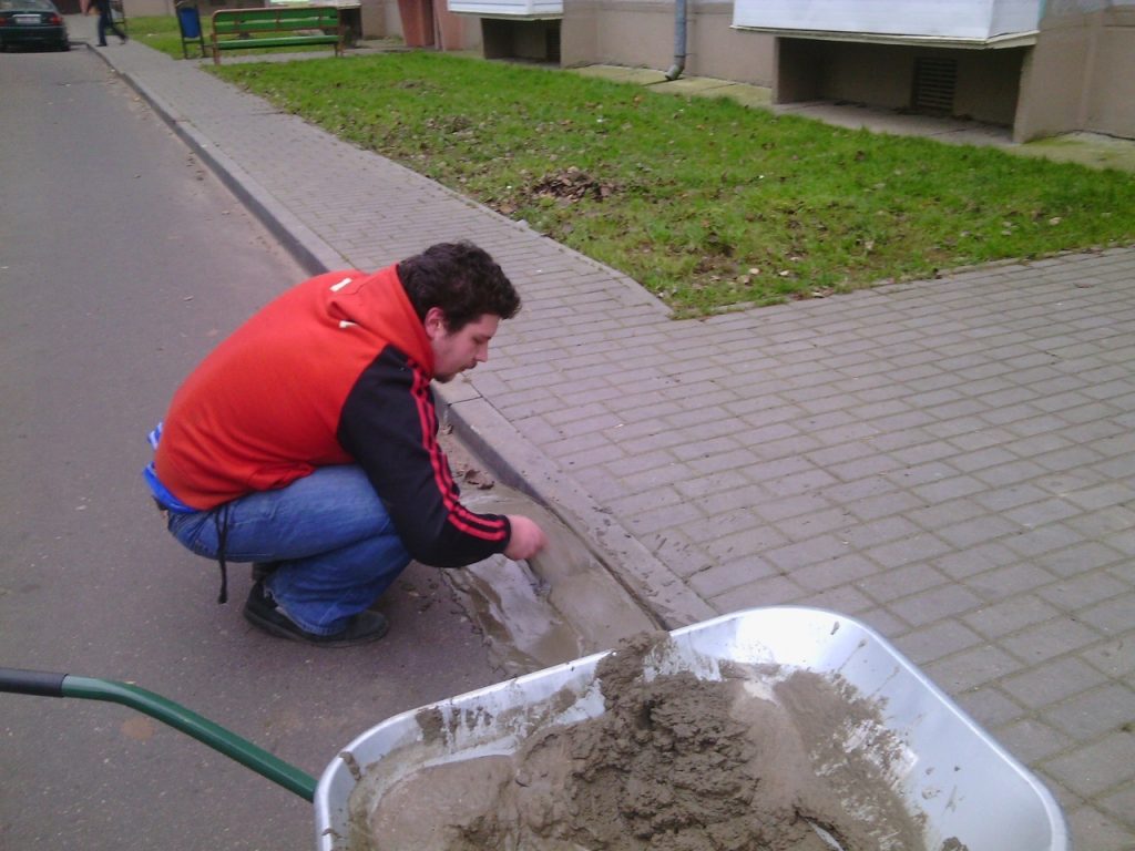 "Мы будуем, а камунальнікі ламаюць". Грэйдар у Гродне прыбраў снег і знёс пандус