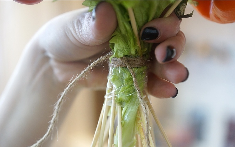 Каханне з апетытам: Да дня Святога Валянціна гродзенка робіць букеты, якія можна з'есці Каханне з апетытам: Да дня Святога Валянціна гродзенка робіць букеты, якія можна з'есці