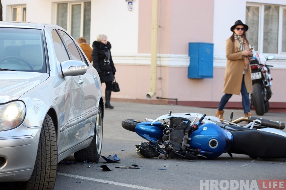 Фотофакт: на Социалистической сбили мотоциклиста
