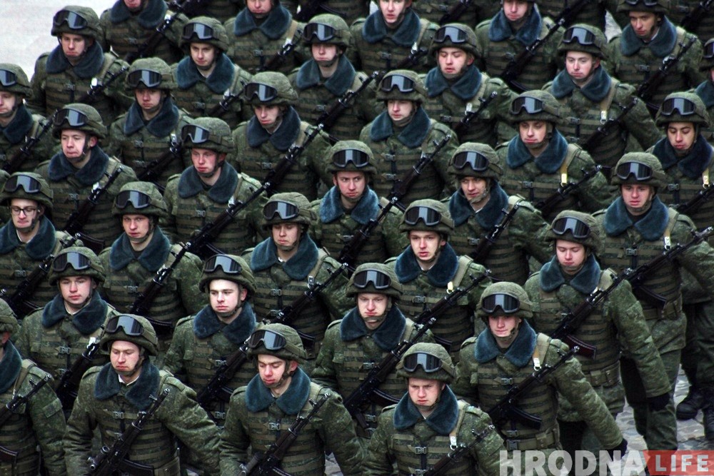 Вайскоўцы Гродзенскага гарнізона ўсклалі вянкі да танка ў цэнтры Гродна Вайскоўцы Гродзенскага гарнізона ўсклалі вянкі да танка ў цэнтры Гродна