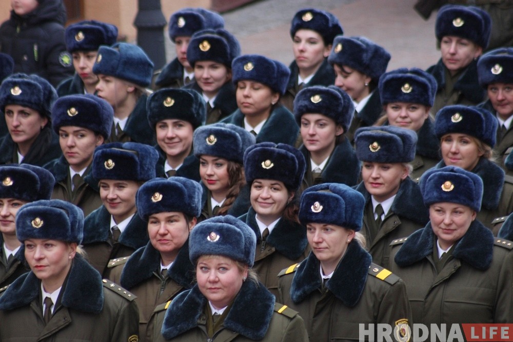 Вайскоўцы Гродзенскага гарнізона ўсклалі вянкі да танка ў цэнтры Гродна Вайскоўцы Гродзенскага гарнізона ўсклалі вянкі да танка ў цэнтры Гродна