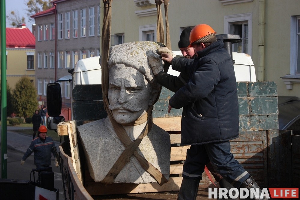 Чапаева ў Гродне знялі з п'едэстала. Фота Чапаева ў Гродне знялі з п'едэстала. Фота