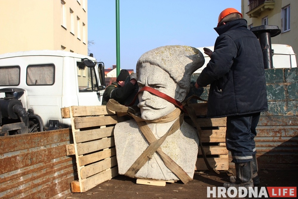Чапаева ў Гродне знялі з п'едэстала. Фота Чапаева ў Гродне знялі з п'едэстала. Фота