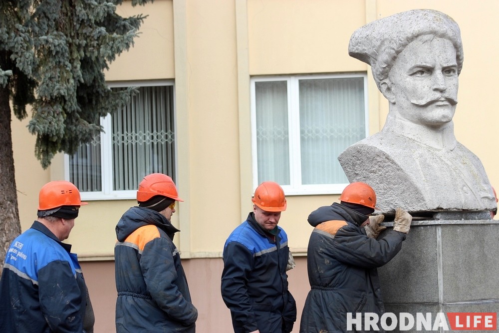 Чапаева ў Гродне знялі з п'едэстала. Фота Чапаева ў Гродне знялі з п'едэстала. Фота