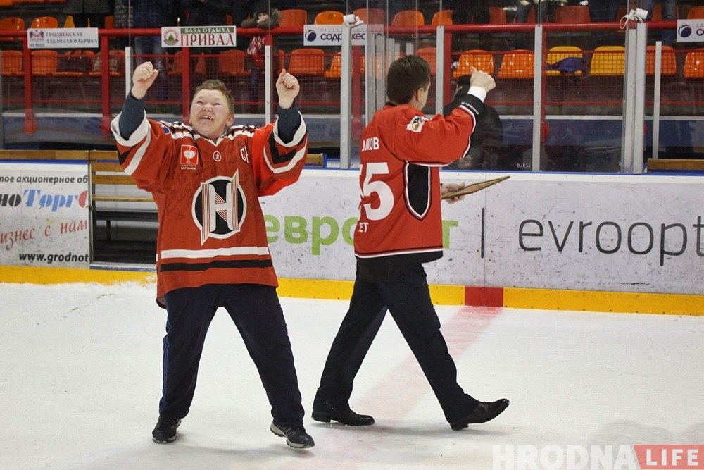 Сяргею Пушкову - 55 гадоў. Хакеісты і заўзятары павіншавалі трэнера