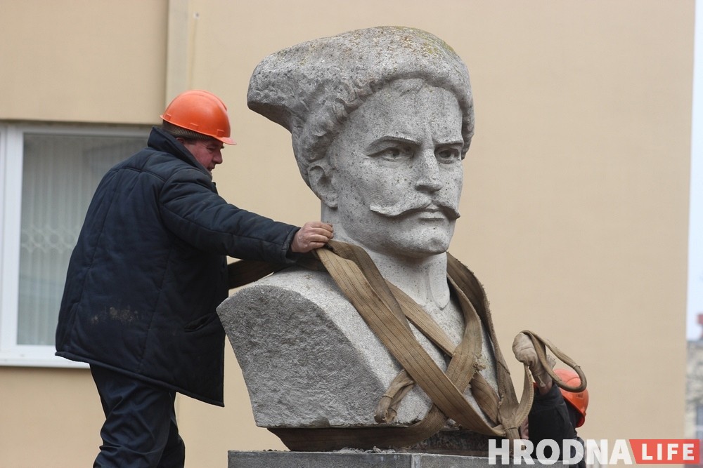 Чапаева ў Гродне знялі з п'едэстала. Фота Чапаева ў Гродне знялі з п'едэстала. Фота
