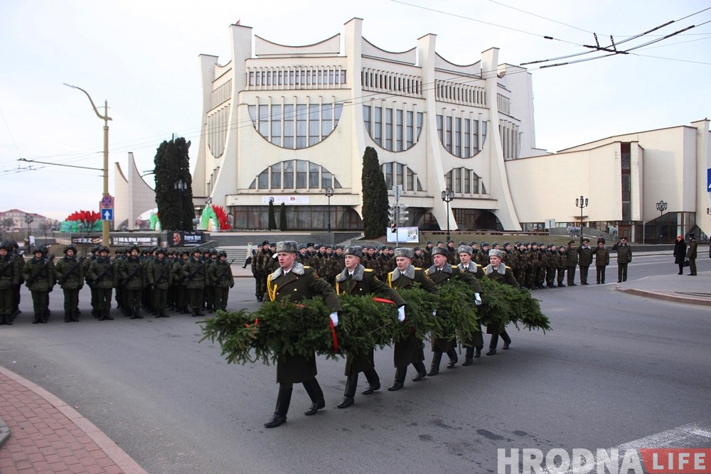 Вайскоўцы Гродзенскага гарнізона ўсклалі вянкі да танка ў цэнтры Гродна Вайскоўцы Гродзенскага гарнізона ўсклалі вянкі да танка ў цэнтры Гродна